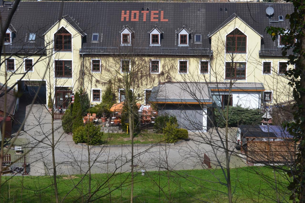 Elegant-Hotel "Zur Burg" Posterstein Экстерьер фото